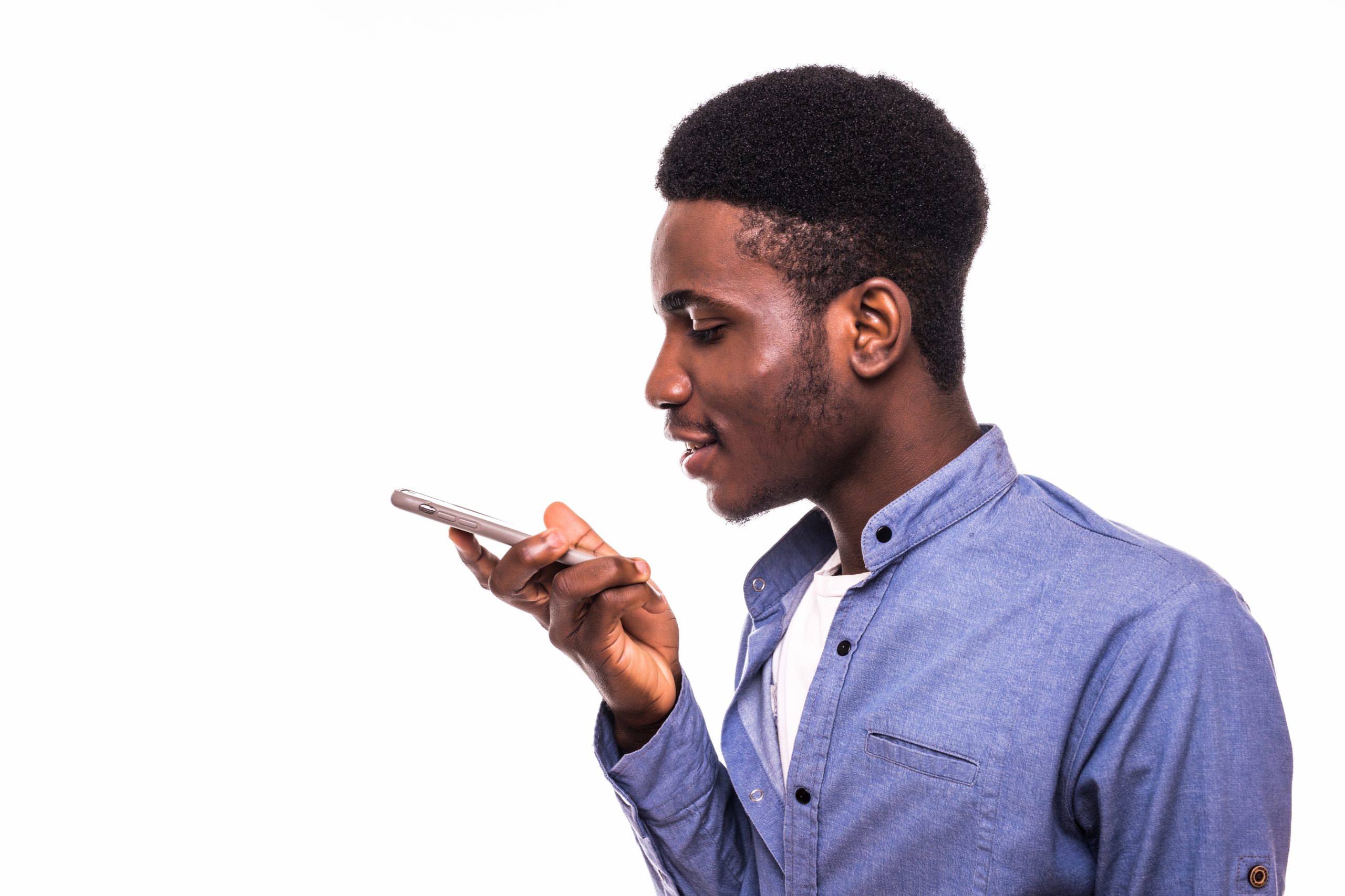 jeune heureux homme africain conversation telephone portable isole blanc mur 1 scaled